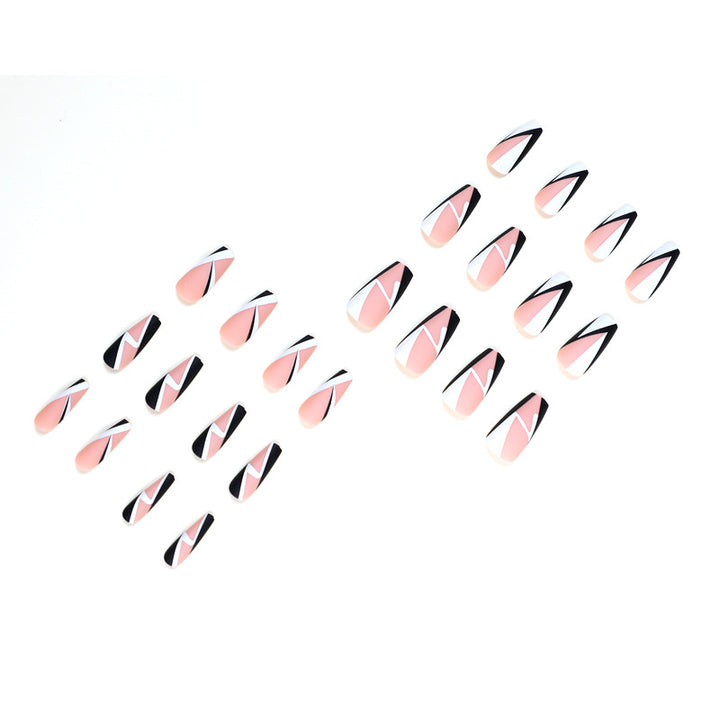 Kunstvolle Nagelverlängerungen mit geometrischem Design Karnz