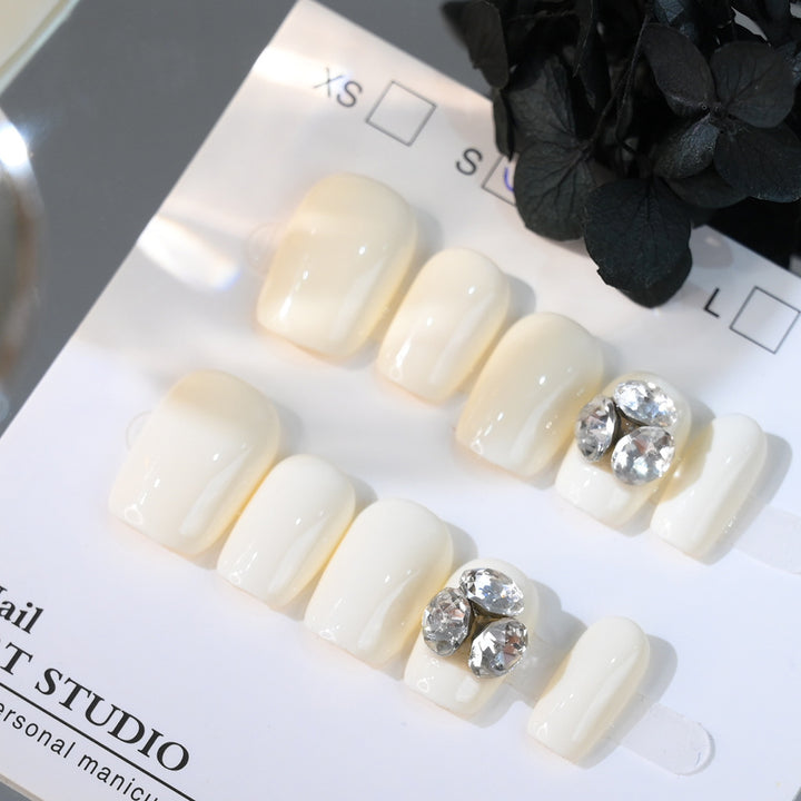 Dekorative Strass Presse-Nagel-Set Karnz