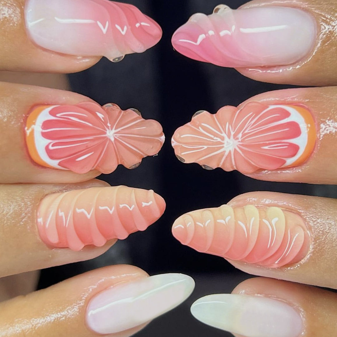 Kreatives Nagelset mit sanften Ombre-Effekten und eleganten Verzierungselementen Karnz