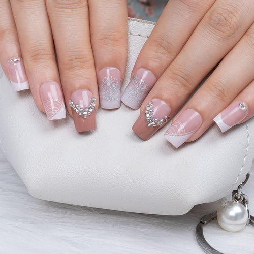 Dekoratives Press-On Nagelkunst-Set mit Strassakzenten Karnz