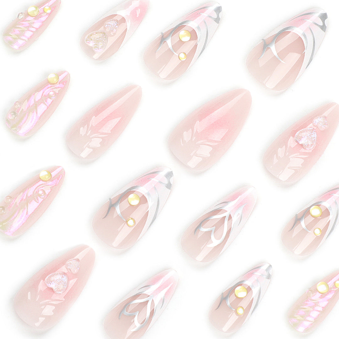 Kunstvolle Nagelverlängerungen mit zweidimensionalem Design und Glitzerakzenten Karnz