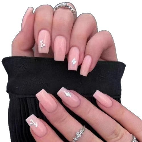 Kunstvolle Nagelset mit 3D-Blumen- und Schleifendetails Karnz