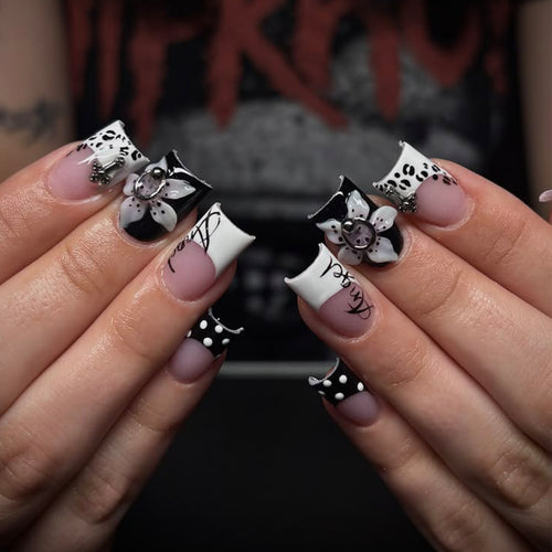 Kunstvolle Nagelverlängerungen mit elegantem Schwarz-Weiß Design Karnz