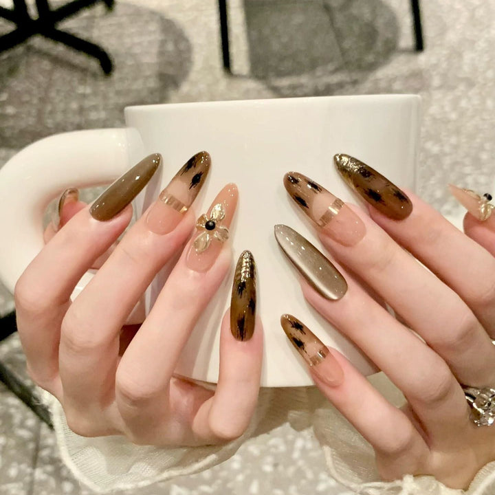 Kunstnägel mit Eleganten Goldverzierungen Karnz