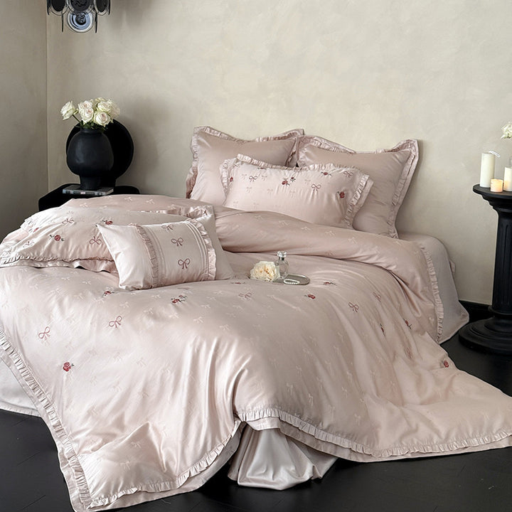 Luxuriöse Satin-Bettwäsche Garnitur mit Zarter Blumenstickerei und Volant
