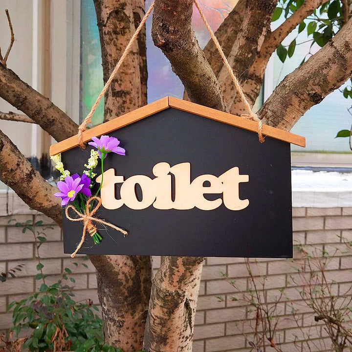 Dekorative Toilettafel mit Blumenakzenten