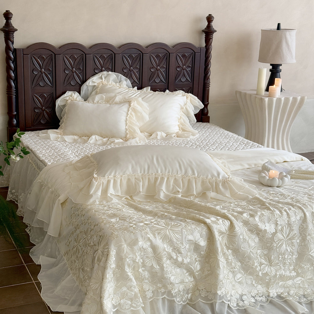 Elegante Satinbettgarnitur mit doppellagigem Chiffon‑Volant und floraler Reliefstickerei