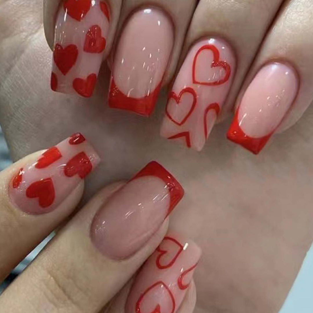 Kunstvolle Nail Art mit Herz-Design Karnz