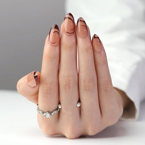 Elegante Nagelkunst mit filigranen Linien und Glitzerakzenten Karnz
