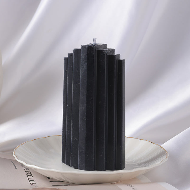 Rippte skulptural Säulenk candle mit vertikalem Rillenprofil