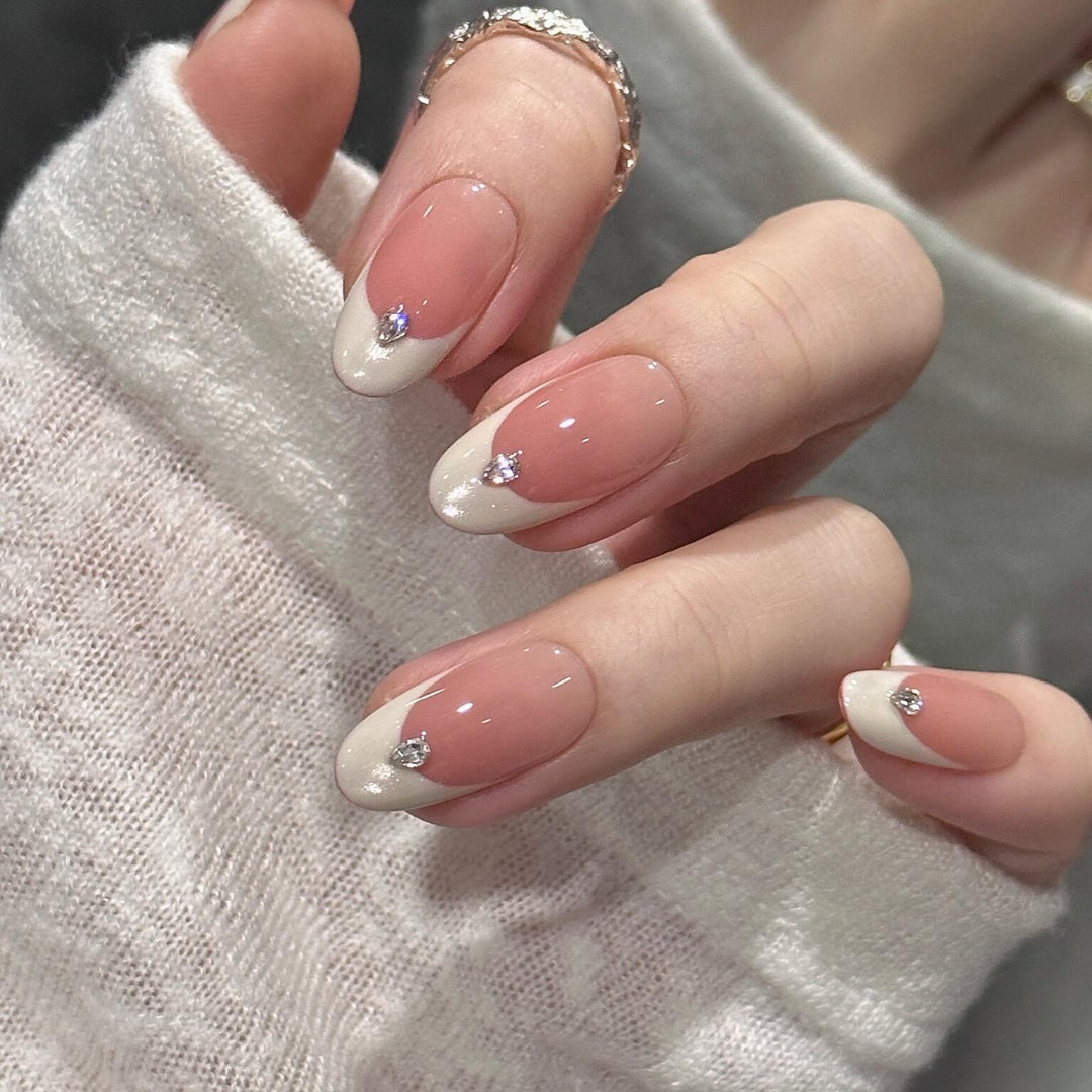 Kunstnägel mit Elegantem French-Style und Funkelnden Akzenten Karnz