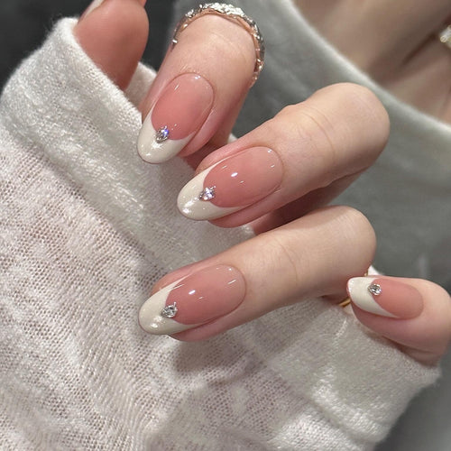 Kunstnägel mit Elegantem French-Style und Funkelnden Akzenten Karnz