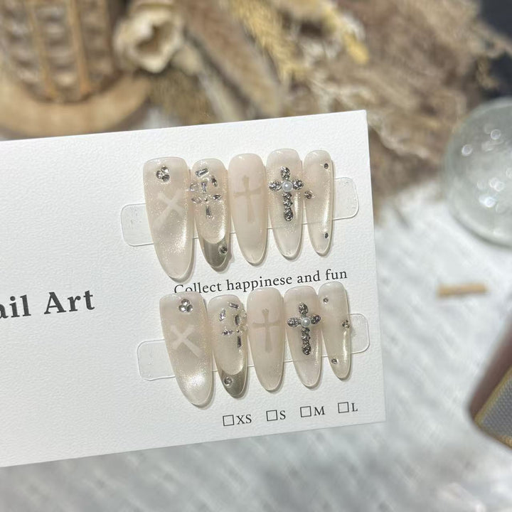 Elegantes Dekoratives Press-On-Nagelset mit Strass-Kreuzakzenten Karnz