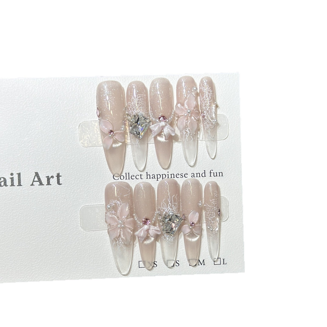 Dekoratives Press-On Nagelset mit floralen und Edelsteinakzenten Karnz