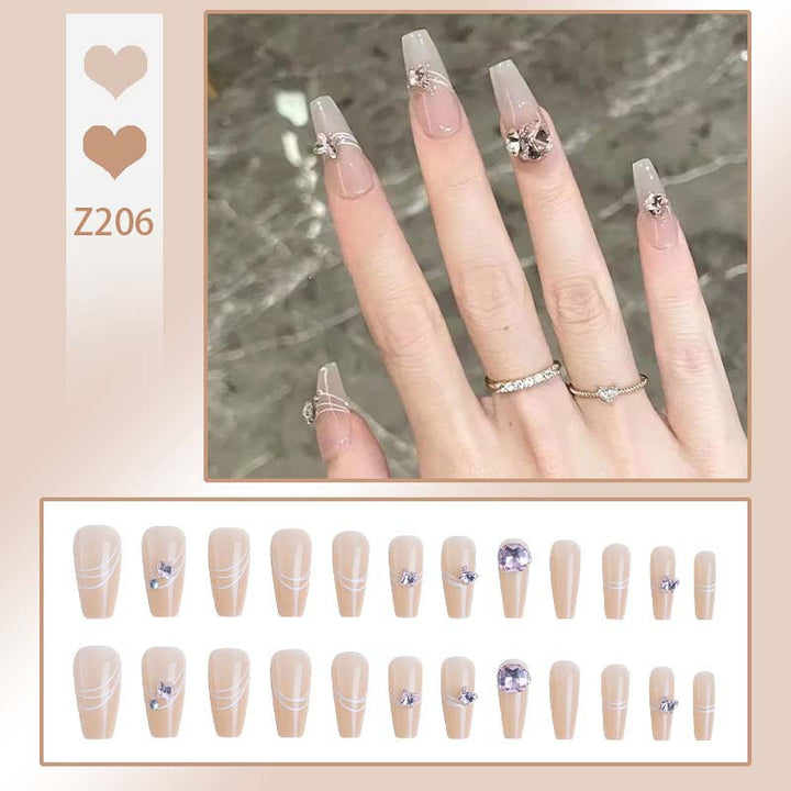 Kunstnagelset mit filigranen Verzierungen und glamurösen Akzenten Karnz