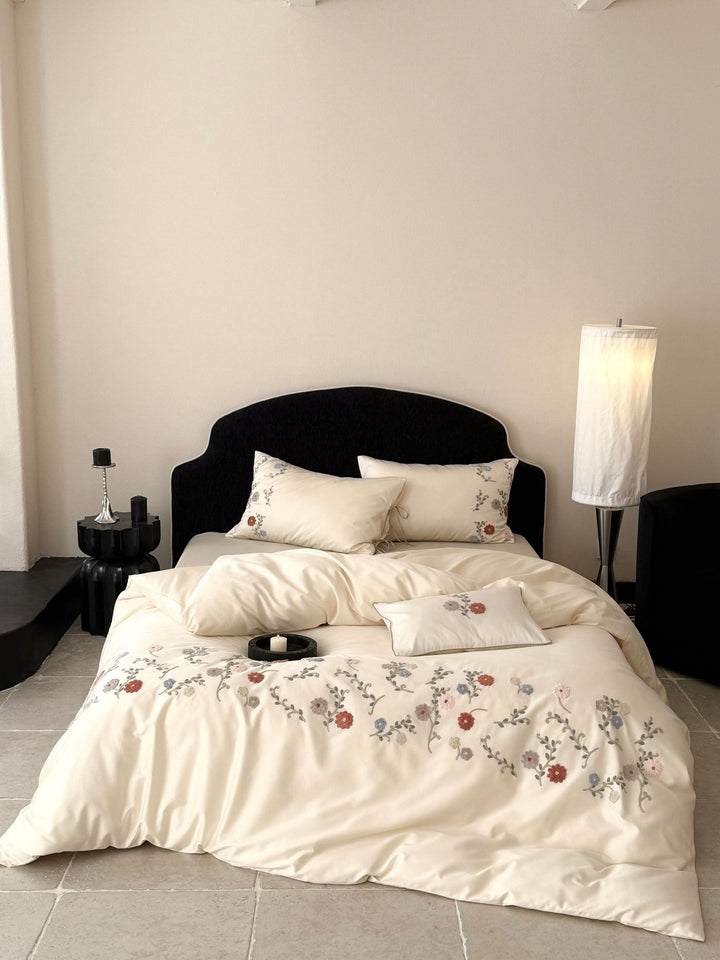 Luxuriöses Satin-Bettwäsche-Set mit floraler Stickerei und Kissenbezügen Karnz