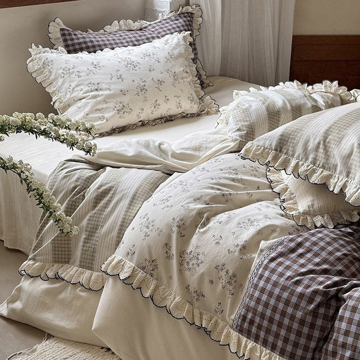Patchwork-Bettgarnitur im Vintage-Landhausstil mit Volant und Spitzenkante