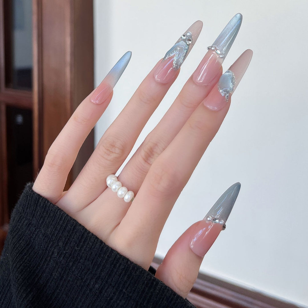 Künstlerische Stiletto Press-On Nagelkunst mit schimmernden Akzenten Karnz