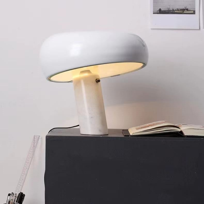 Schlanke moderne minimalistische Tischlampe