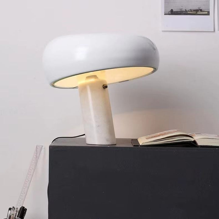 Schlanke moderne minimalistische Tischlampe