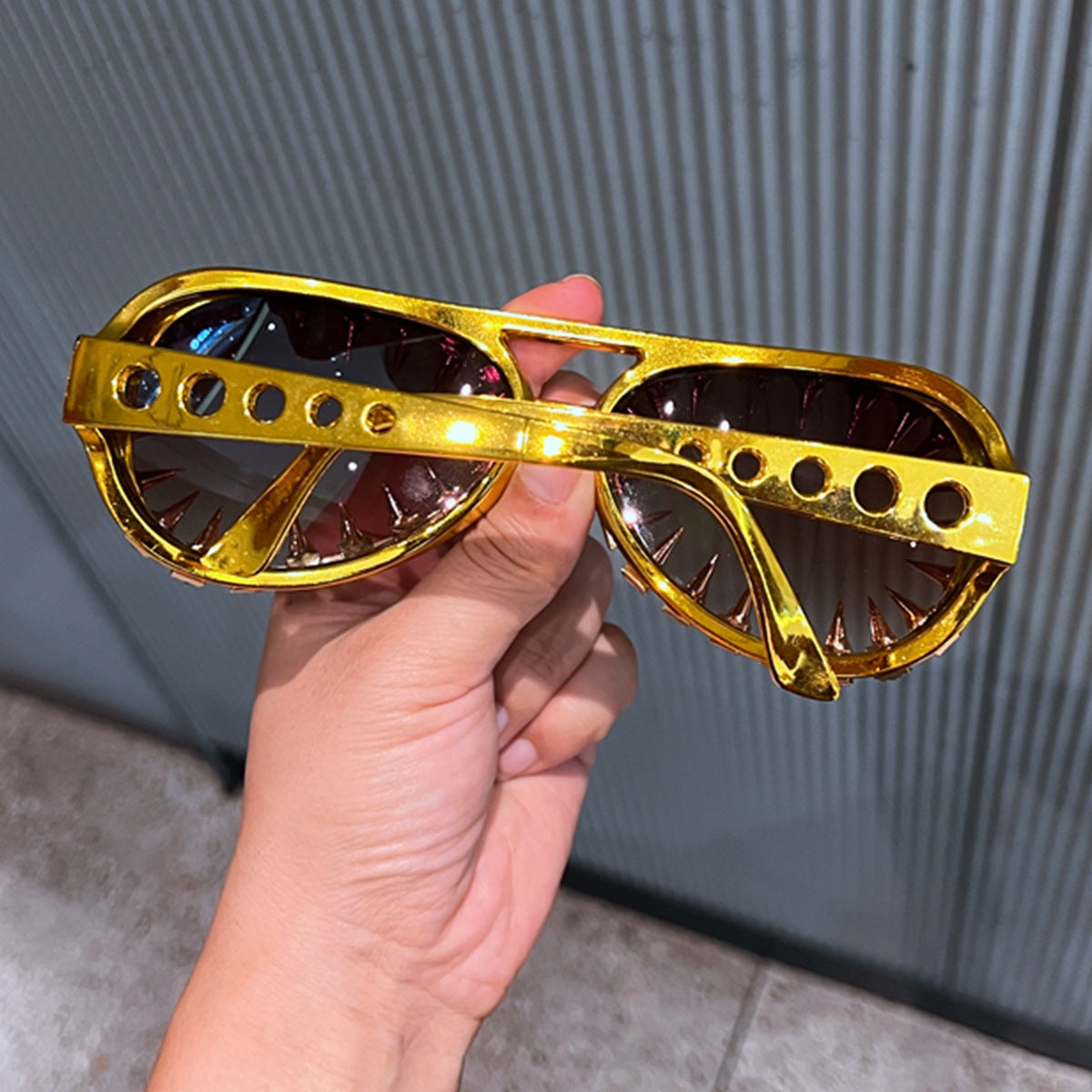 Damen Sonnenbrille im futuristischen Design mit spitzen Kristallverzierungen Karnz