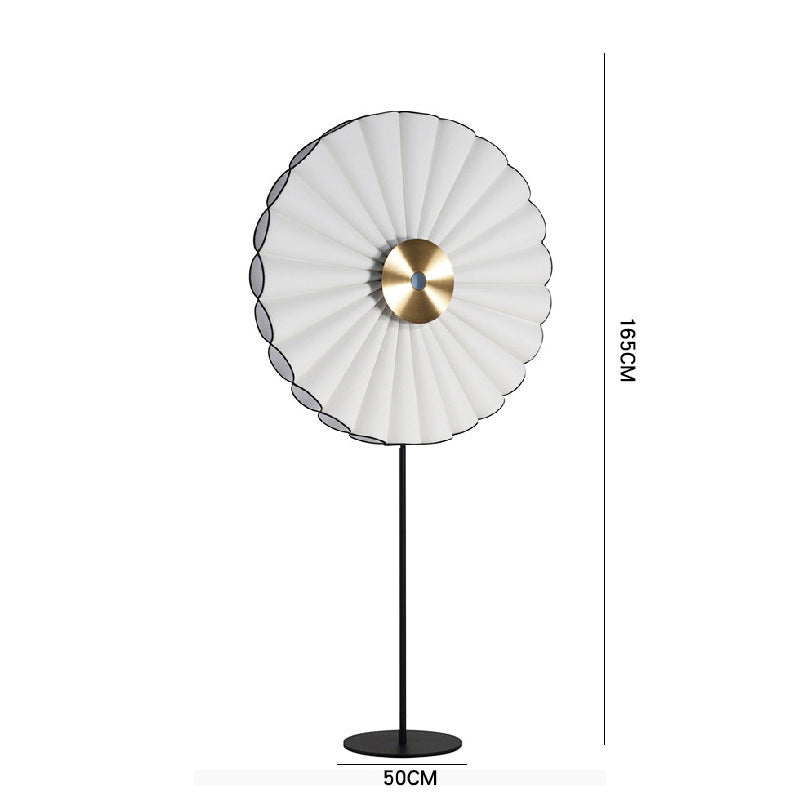 Elegante dekorative Stehlampe mit plissiertem Design