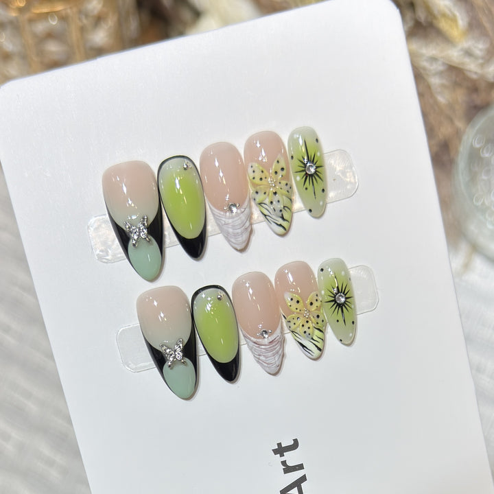 Künstlerisches Press-On Nagelset mit Schmetterlings- und Blumendesigns Karnz