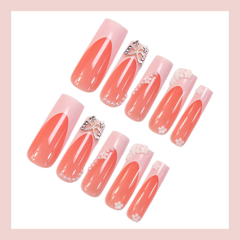 Kunstnagelset mit eleganten floralen Verzierungen und Glitzerakzenten Karnz