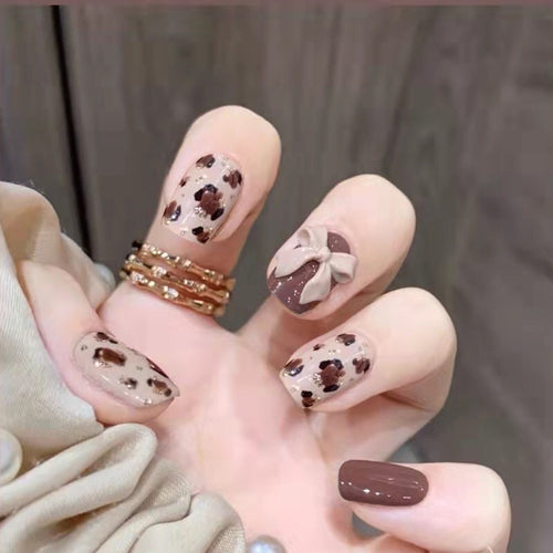 Künstlerisches Nagelkunst-Set mit dekorativen Schleifenakzenten