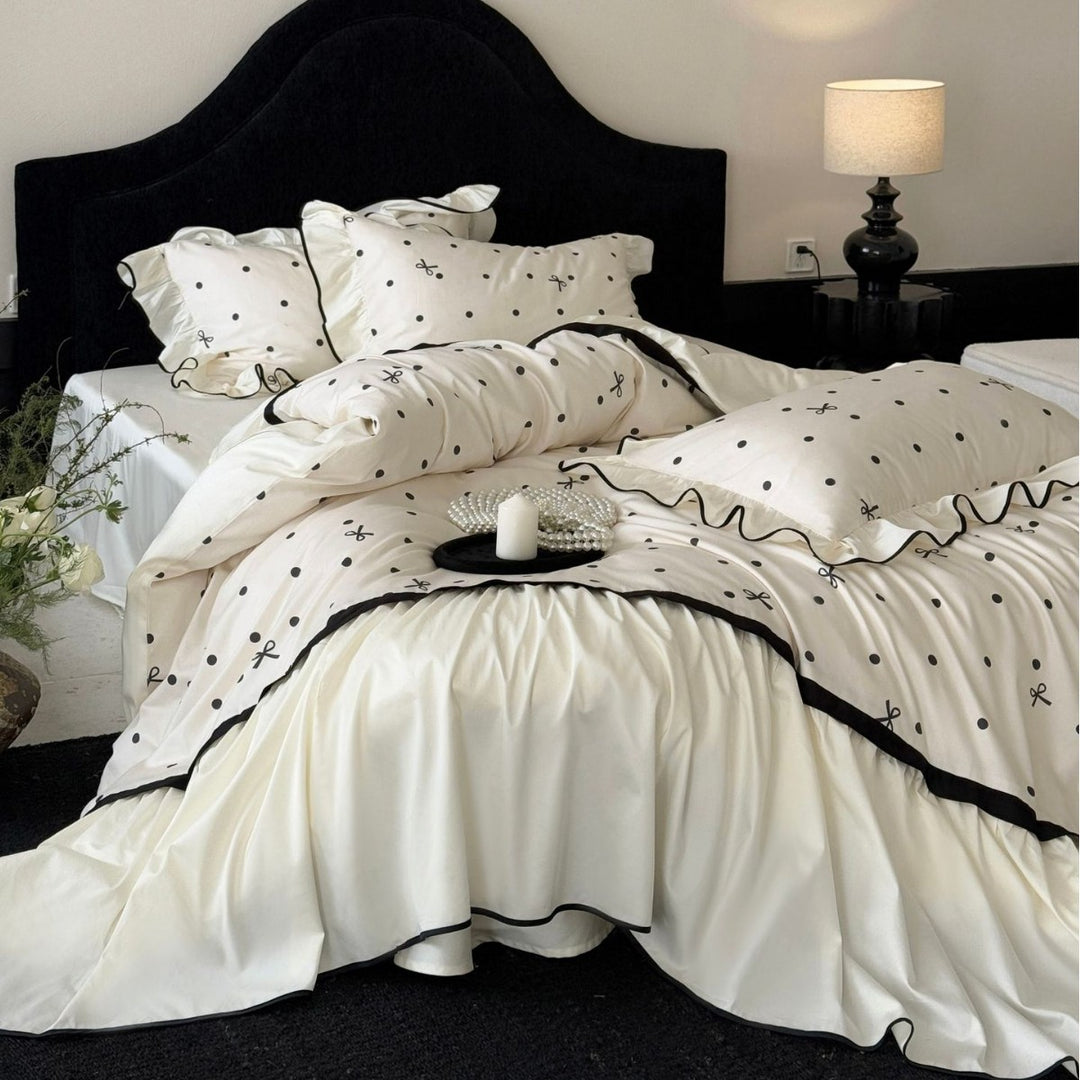 Rüschensatin-Style Polka Dot Bettbezug Set mit schwarzem Paspel