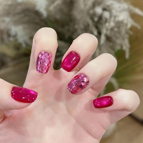 Künstlerisches Press-On-Nagelset mit dekorativen Juwelen