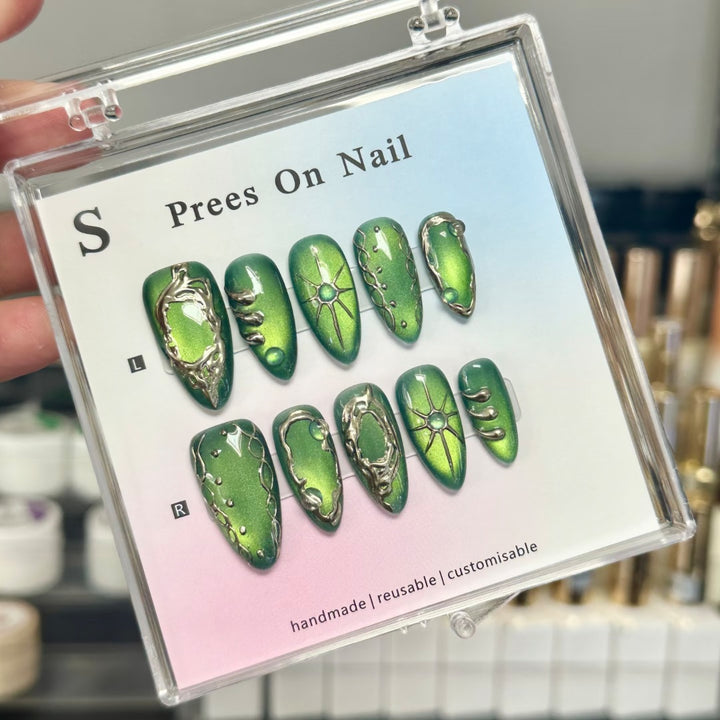 Künstlerisches Press-On-Nagelset mit einzigartigen metallischen Akzenten
