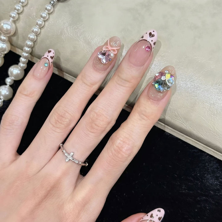 Dekoratives Press-On Nagelkunst-Set mit Herz- und Edelsteinakzenten Karnz
