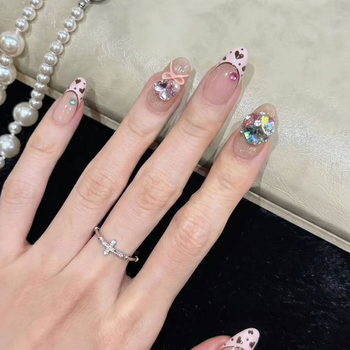 Dekoratives Press-On Nagelkunst-Set mit Herz- und Edelsteinakzenten Karnz