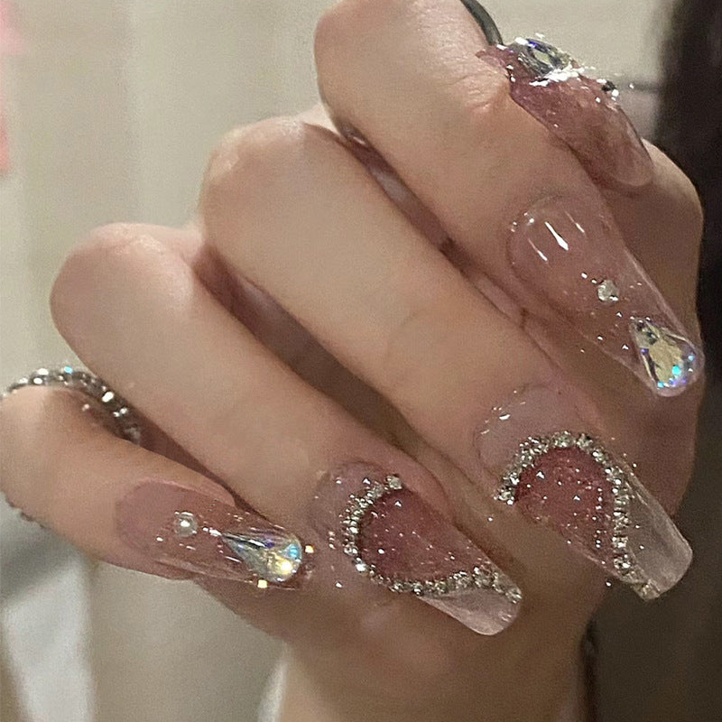 Kunstnagelset mit eleganten Glitzerverzierungen und schimmernden Akzenten Karnz