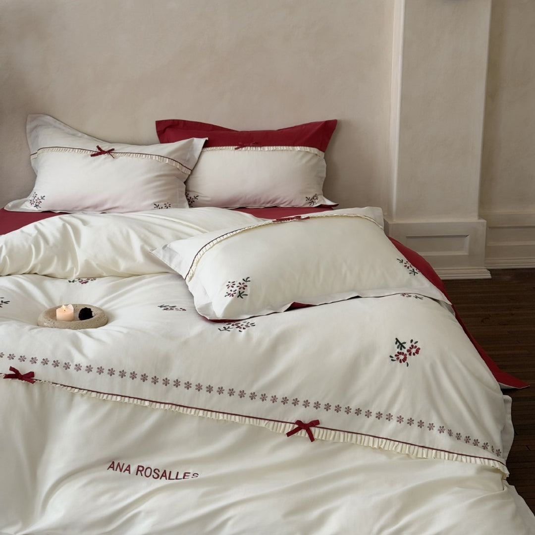 Umkehrbare bestickte Baumwoll-Bettwäsche mit handgenähten floralen Motiven, Schleifen und Kissenbezügen