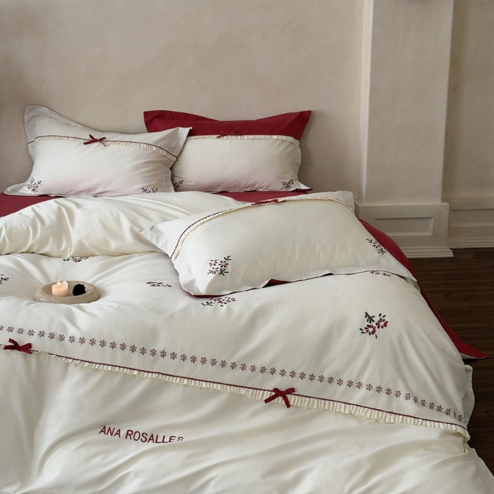 Umkehrbare bestickte Baumwoll-Bettwäsche mit handgenähten floralen Motiven, Schleifen und Kissenbezügen