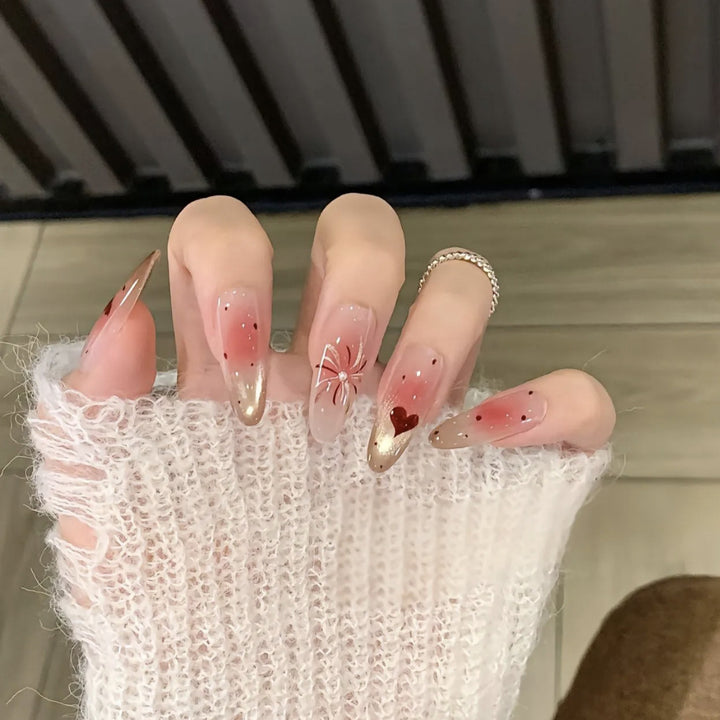 Künstlerisches Press-On-Nagelset mit Herzen und Designelementen Karnz