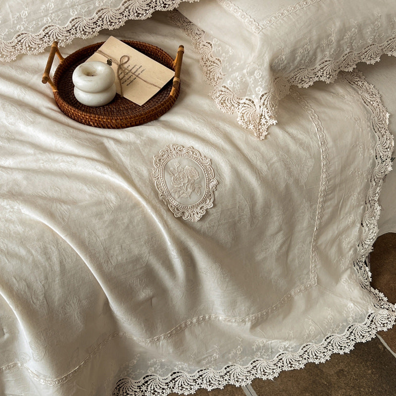 Jacquard-Tagesdecke im Vintage-Look mit floraler Applikation und Spitzenbordüre