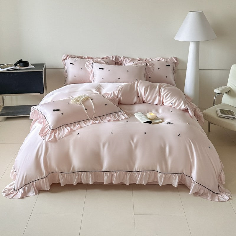 Elegante Satin-Bettwäsche-Garnitur mit Volant, Kontrastpaspel und zarter Schleifen-Stickerei]