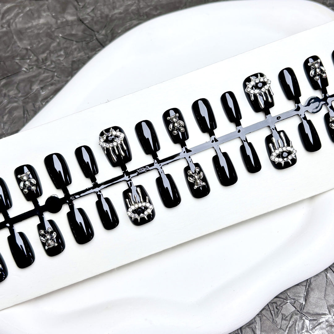 Dekoratives Press-On-Nagelset mit eleganten metallischen Akzenten