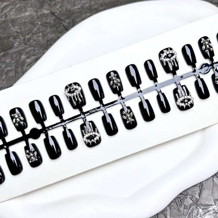 Dekoratives Press-On-Nagelset mit eleganten metallischen Akzenten