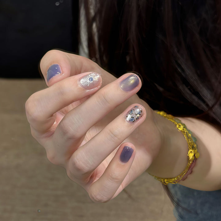 Glamouröse Kunstnägel mit Eleganten Glitzerelementen Karnz