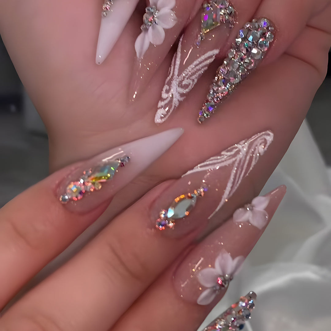 Dekorative Stiletto Press-On Nägel mit floralem und Strassdesign Karnz