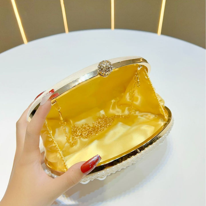 Perlenverzierte Clutch