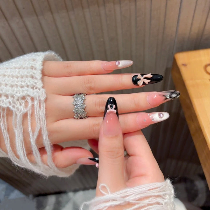 Künstlerisches Press-On-Nagelset mit kreativen Schleifen- und Edelsteinakzenten Karnz