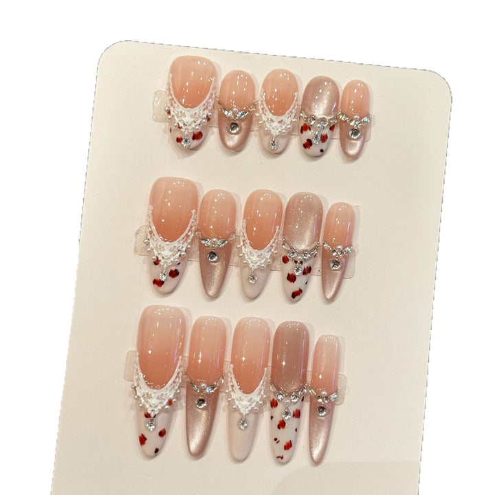Elegantes Press-On Nagelkunstset mit Herz- und Edelsteinakzenten