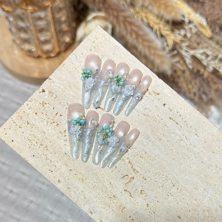 Elegant gestaltetes Blumen Press-On Nagelset