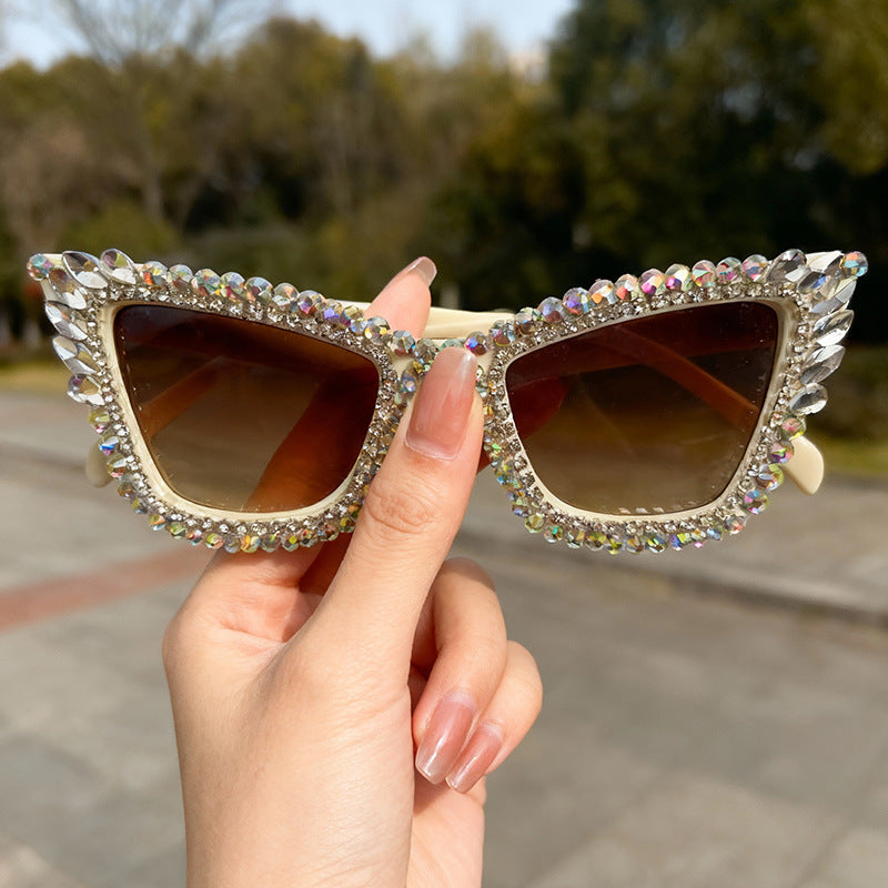 Rhinestone-betonte Katzenaugen-Sonnenbrille Karnz