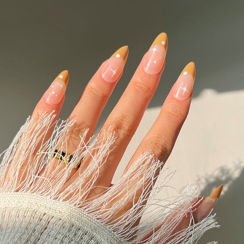 Kunstvolle Nagelverlängerungen mit elegantem Blattmuster Karnz